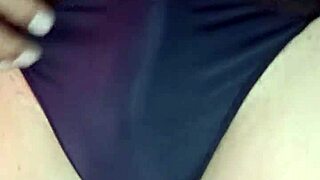 modelando tanguita de sat�n en lencer�a sexy