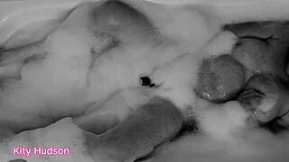 丰满熟女凯蒂·哈德森浴缸振动棒高潮！