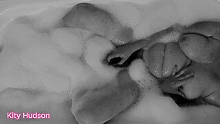 丰满熟女凯蒂·哈德森浴缸振动棒高潮！