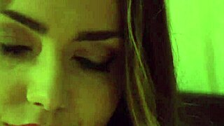 金发女王剥光紧缚女同奴隶