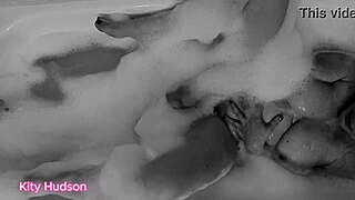 丰满熟女凯蒂·哈德森浴缸振动棒高潮！