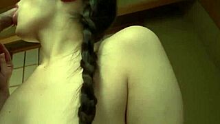 这个肮脏亚洲少女18+展示湿润深喉技巧，在无码日本成人视频中