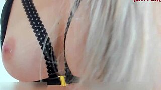 Mi hermanastra pervertido juega con mi vagina y mete enorme dildo en mi coño.