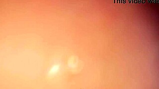 ella tiene un orgasmo y se chorrea mientras le doy de a perrito