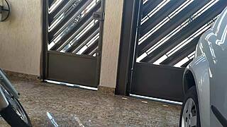 性感邻居牛仔热裤挑逗邻居们