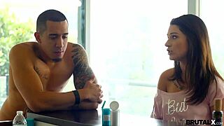 hermanastra follada duro por hermanastro en acción anal intensa