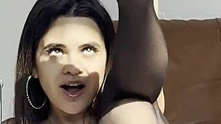 邻居撞见我拍小奶湿逼自慰视频上OnlyFans