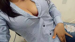 en la oficina estoy super excitada en la oficina de mi jefe y mientras espero a sus clientes me comienzo a tocar muy sucio soy una secretaria que le encanta los placeres intensos porno real en la oficina