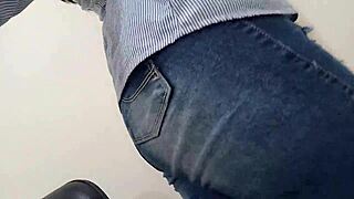 en la oficina estoy super excitada en la oficina de mi jefe y mientras espero a sus clientes me comienzo a tocar muy sucio soy una secretaria que le encanta los placeres intensos porno real en la oficina