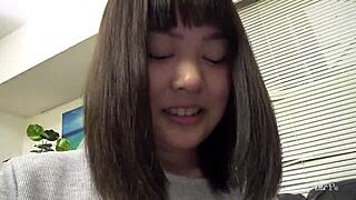 爱玩具女孩展示振动器收藏与上木风马