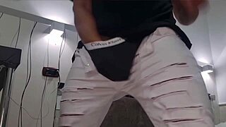 Arriva con una forte sborrata in t-shirt sexy