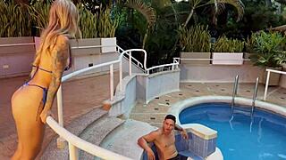 follando con extraña en piscina del hotel mientras novio descansa
