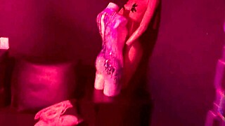 o bar com calcinhas penduradas no teto