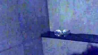 亚洲人妻健身房淋浴用假屌自慰，你这骚货？