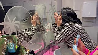 o bar com calcinhas penduradas no teto