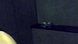 亚洲人妻健身房淋浴用假屌自慰，你这骚货？