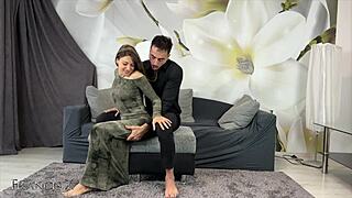 我和大屁股朋友在沙发上油滑性交