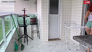 olha oque essa empregada faz veio com essa roupa para me provocar minha mulher n�o gostou