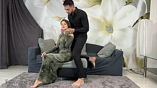 我和大屁股朋友在沙发上油滑性交