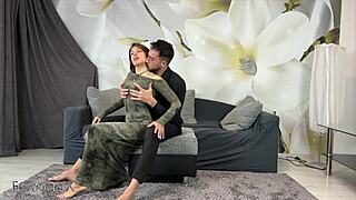 我和大屁股朋友在沙发上油滑性交