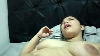 hermanastro pervertido lame el coño de la hermanastra latina