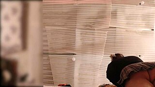 wow no panties sirvienta culona se pone a doblar ropa mientras es espiada en tiempo real