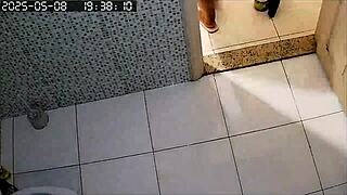 Camera escondida grava vizinha gostosa e gordinha se depilando sua grande buceta