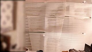 wow no panties sirvienta culona se pone a doblar ropa mientras es espiada en tiempo real