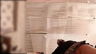 wow no panties sirvienta culona se pone a doblar ropa mientras es espiada en tiempo real