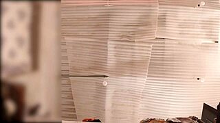 wow no panties sirvienta culona se pone a doblar ropa mientras es espiada en tiempo real