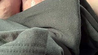 女友看我玩具玩湿骚屄