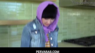 和Angeline Red在Pervarab追随湿梦幻想