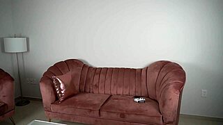 Sirvienta culona es sometida por su jefa transexual y follada por su rico culo Salomé Gil parte 1