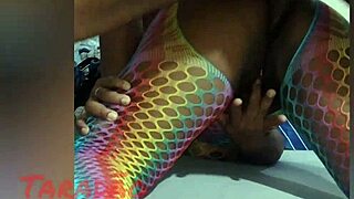 gozando dentro da preta durante halloween party