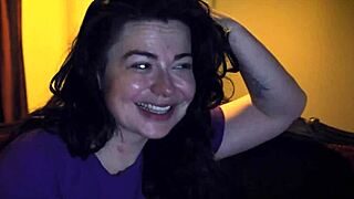 家庭之外！性感宝贝Siouxsie Q在看电影时被继父操阴部！