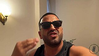 essa mulata toda delicada já acorda com tesão completo no red?