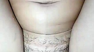 年轻火辣毛茸茸小穴偷偷骑乘自慰直到喷射奶油