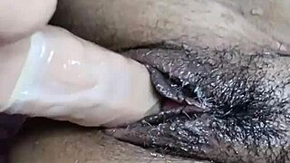 年轻火辣毛茸茸小穴偷偷骑乘自慰直到喷射奶油