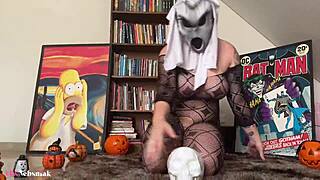 Loira gostosa se fantasia e faz festa de halloween particular se masturbando ate gozar - elis nebsniak
