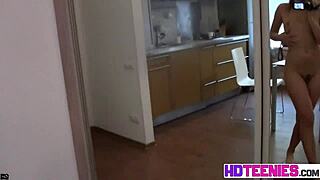 性感俄罗斯黑发妹近拍脱衣秀美味小屄