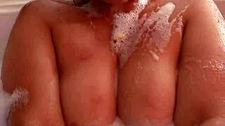 Invito a la mama de mi amigo al jacuzzi para follarmela bien puerco