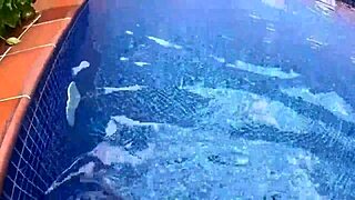 Sexo en el agua con nalgona sorprendida masturbandose en la piscina