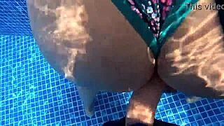 Sexo en el agua con nalgona sorprendida masturbandose en la piscina