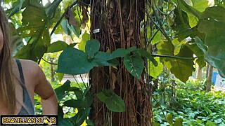 a filha do patrão da fazenda chamou o peão pro meio do mato pra tirar a virgindade dela