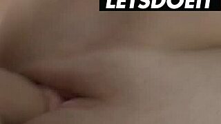 娇小纹身女友能扛住狂干不停高潮吗？