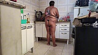 天啊，继母厨房满脸精液乱七八糟但超热…巨量喷射