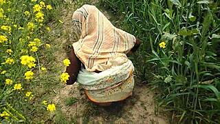 Indian Teen 18+ Enjoys Outdoor Public Pussy Fucking