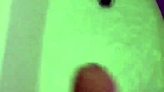 she records herself masturbating and sends the video to her curvy aunt