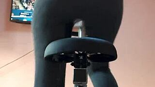 瑜伽裤健身妹独练尿裤恋物自慰