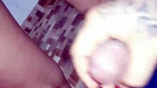 Lo zorra de la vecina esta muy mojada y no trae ropa interior 😏